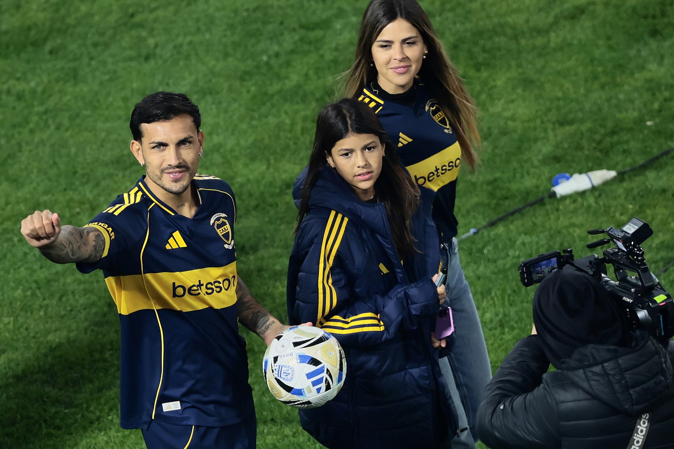 Paredes junto a su esposa y su hija mayor