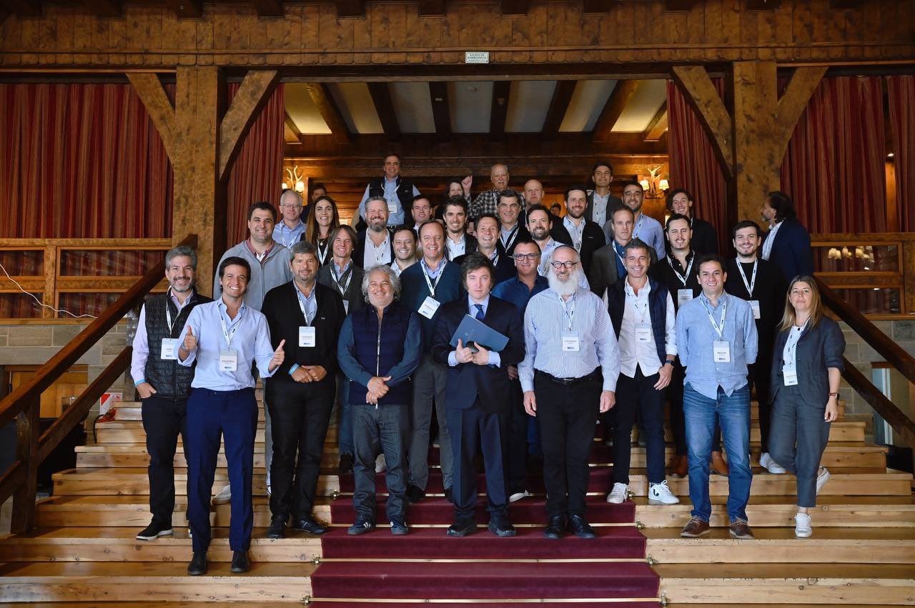 Foto de familia del Presidente, el Grupo Endeavor y los Unicornios, en el Llao Llao