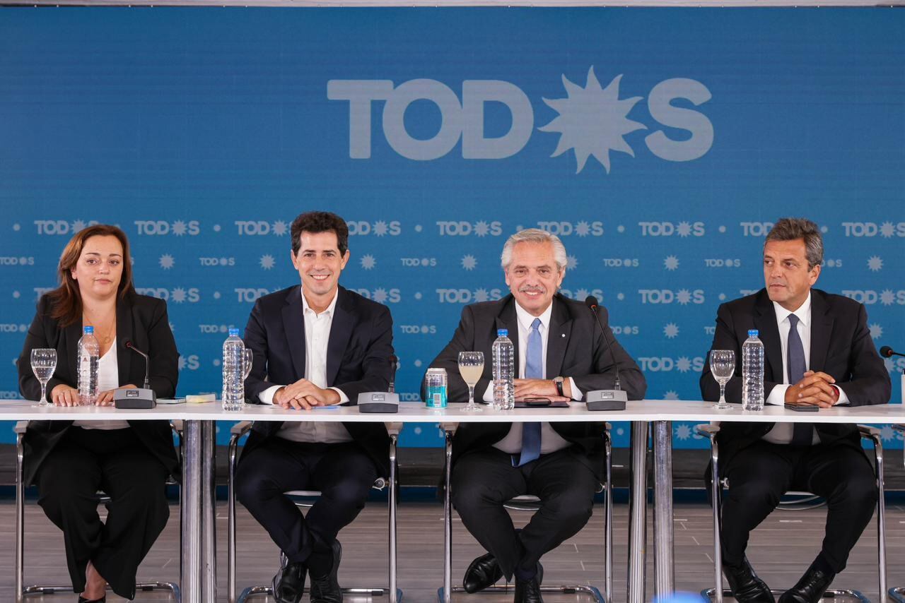 Cecilia Moreau, Eduardo Wado de Pedro, Alberto Fernández y Sergio Massa en la reunión de la mesa política del Frente de Todos.