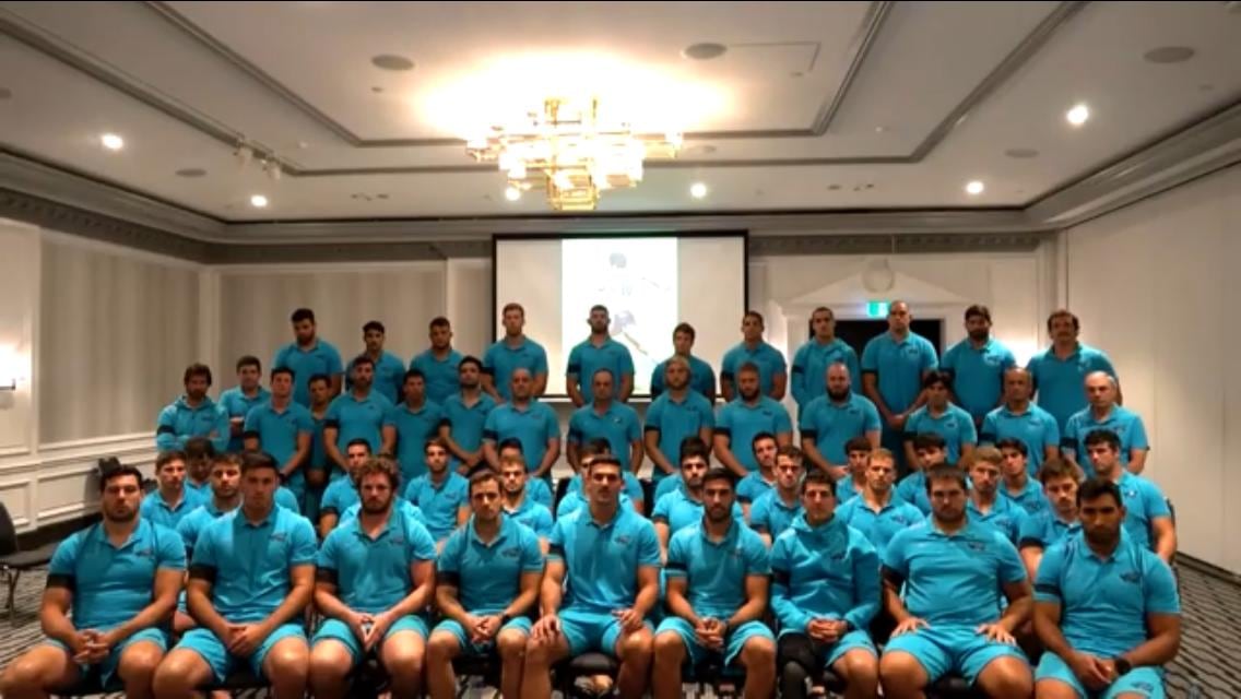 El plantel de Los Pumas, pidiendo disculpas por no homenajear a Maradona.