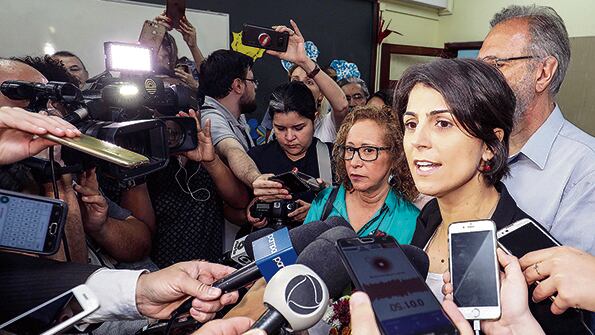 Manuela habla con la prensa en la escuela Santa Inés de Porto Alegre, donde votó ayer.