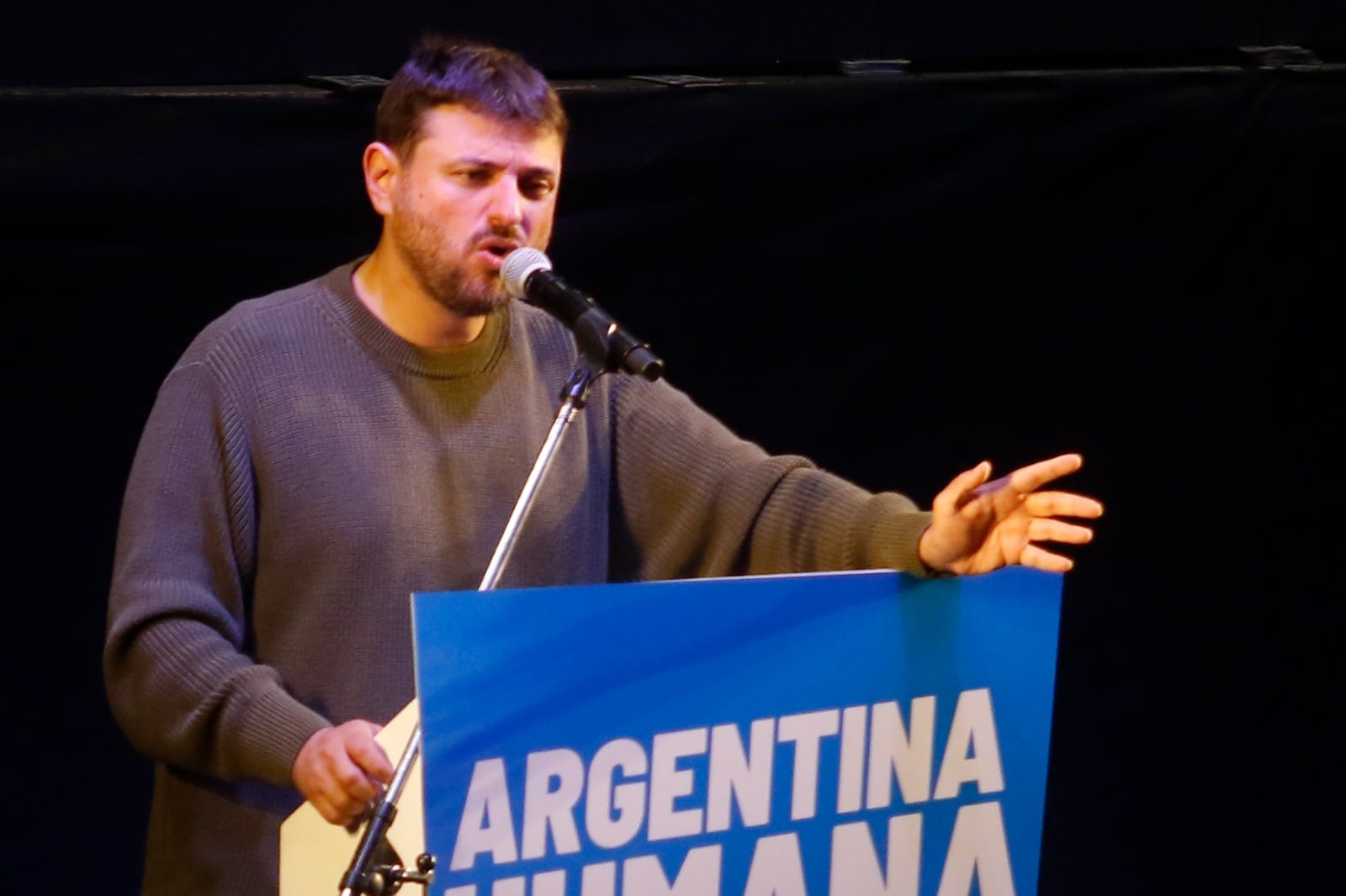 "No aceptaremos que nos impongan a Massa", dijo.