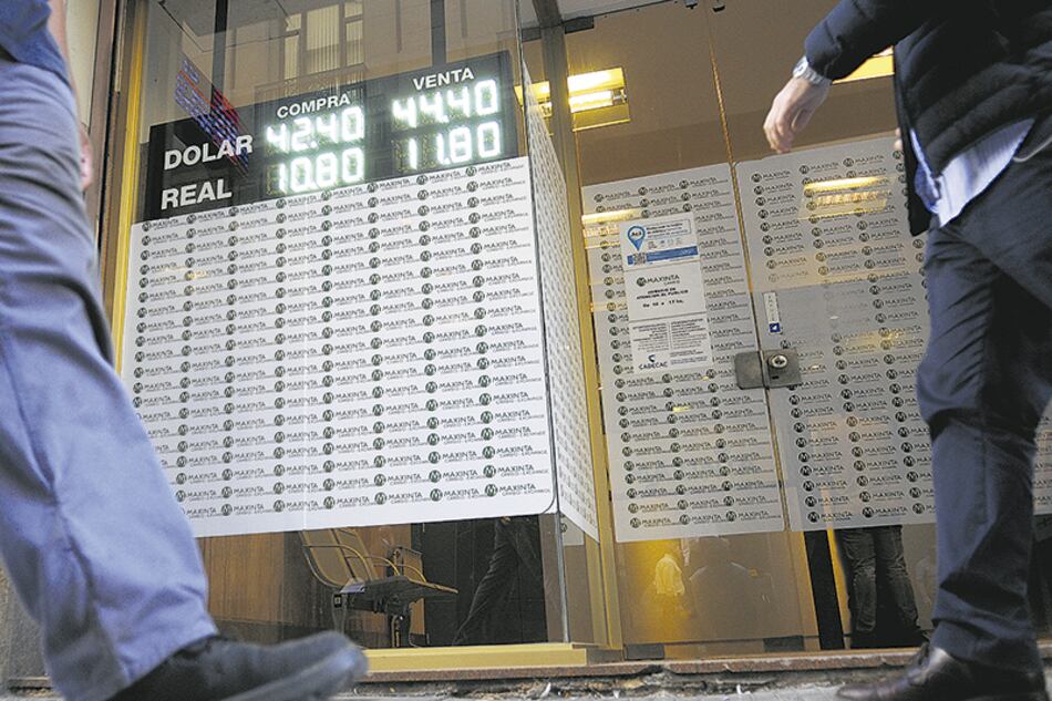 La cotización del dólar en casas de cambio bajó unos pocos centavos, para cerrar a 44,70 pesos.