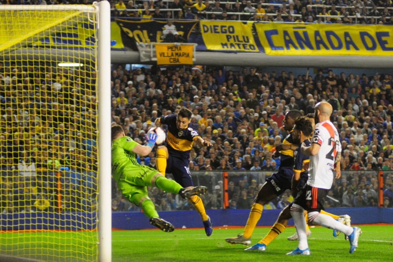 Zárate va por la pelota ante Armani. Finalmente, Hurtado la empujaría para el 1-0.