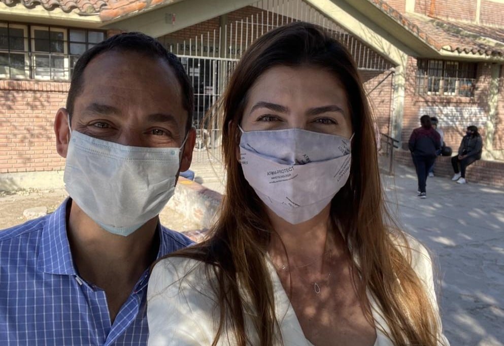 Bettina Romero acompañó al ganador de la jornada electoral, Emiliano Durand.