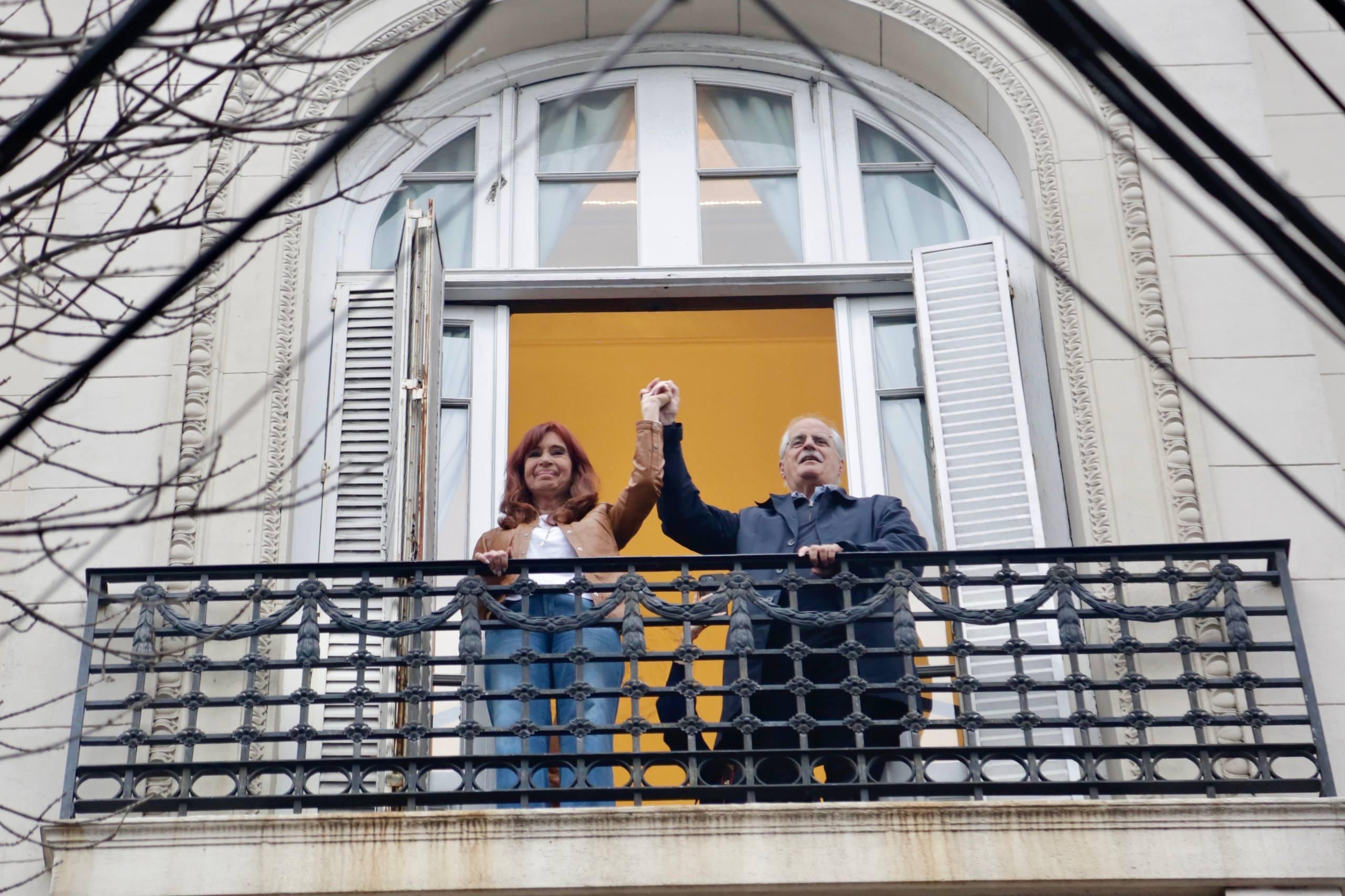 La expreidenta y Jorge Taiana saludan a la multitud en el día número cien de condena a CFK.