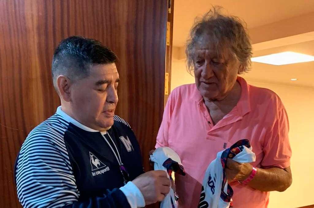 Maradona junto al Trinche Carlovich, que lo conoció este verano en Rosario.