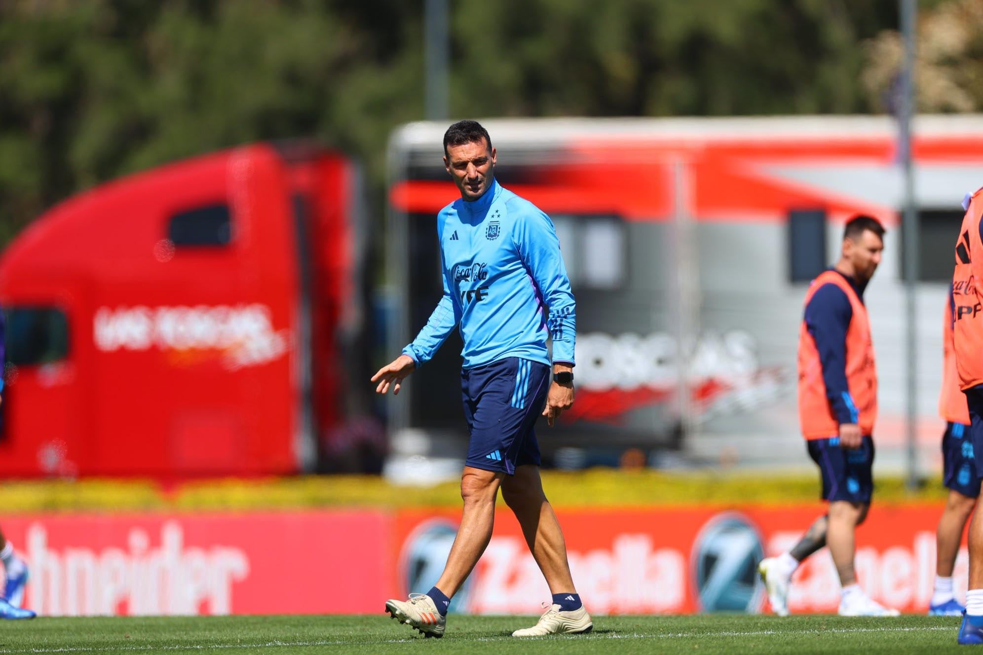 Lionel Scaloni dirige la práctica. Por atrás asoma su tocayo Messi