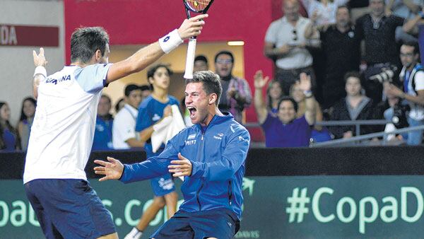El festejo de Schwartzman con Pella luego del 3-2 conseguido por el zurdo bahiense ante Garín.