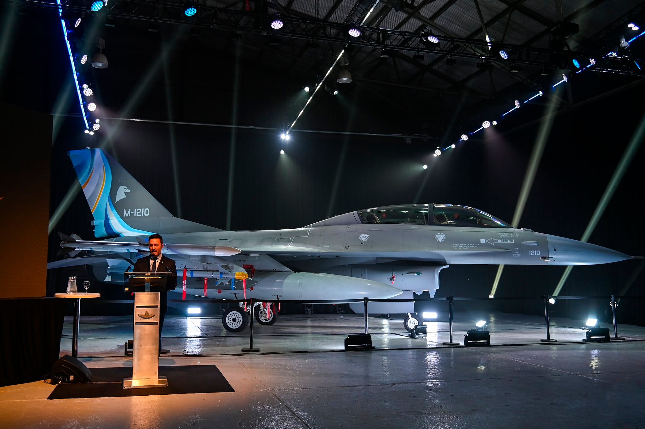 Petri y su rimbombante presentación del F-16