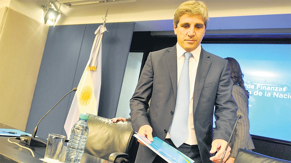 Luis Caputo, ministro de Finanzas, sigue emitiendo títulos a medida del mercado.