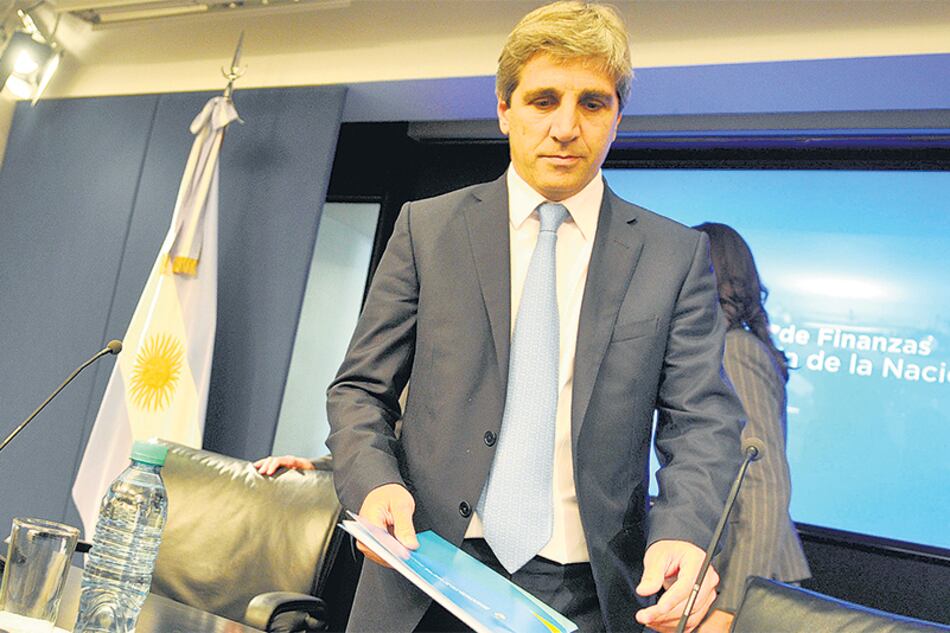 Luis Caputo, ministro de Finanzas, sigue emitiendo títulos a medida del mercado.