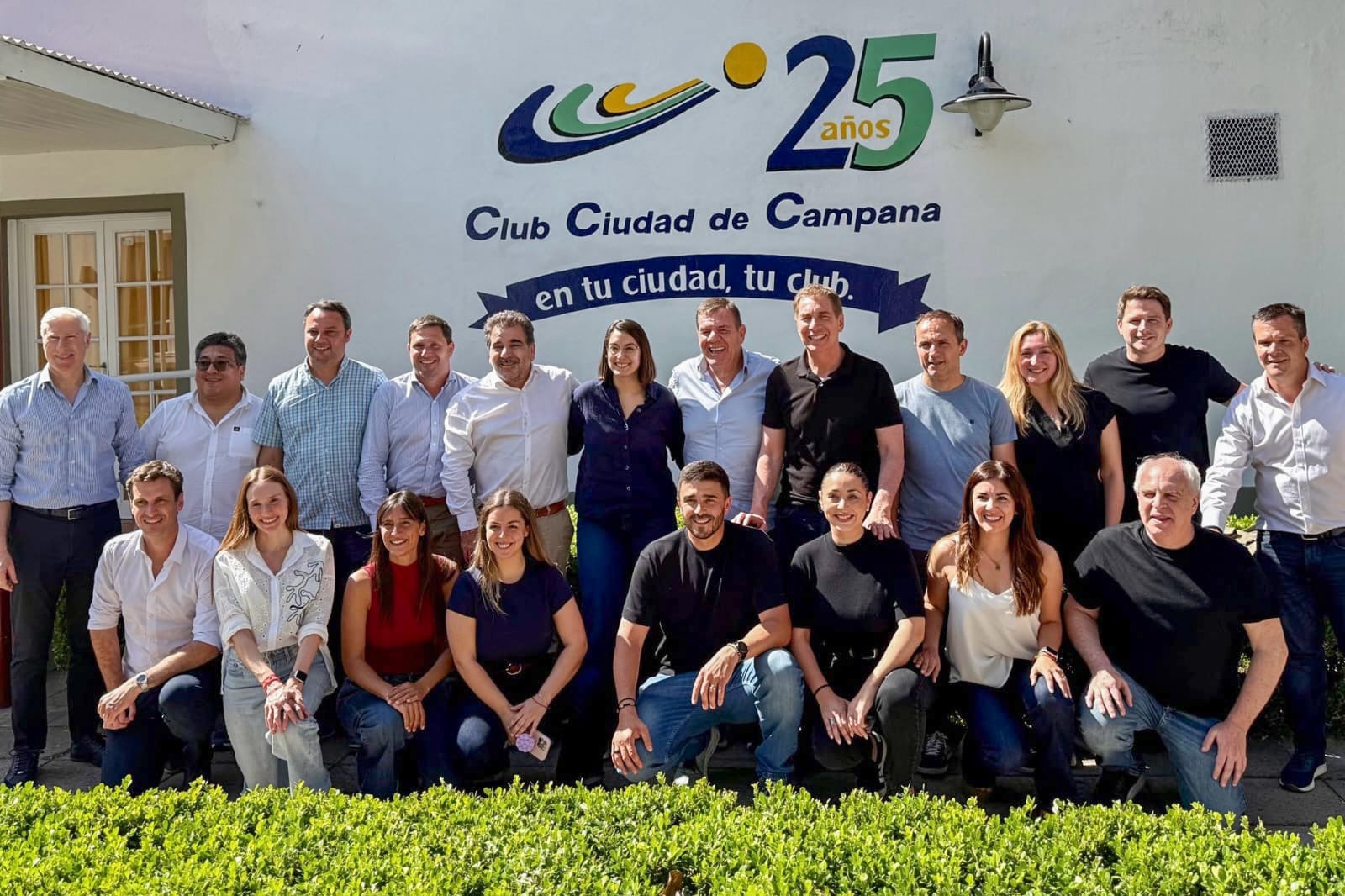 Santilli junto a los dirigentes del PRO en Campana. 