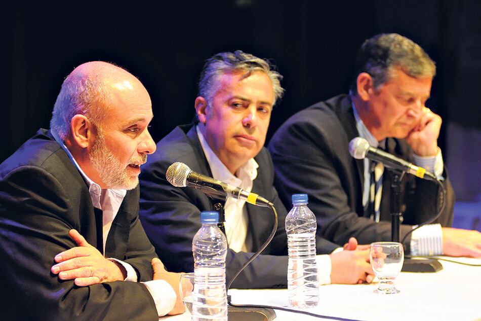 Correas (izq.) es sostenido en el gabinete por Alfredo Cornejo (centro).
