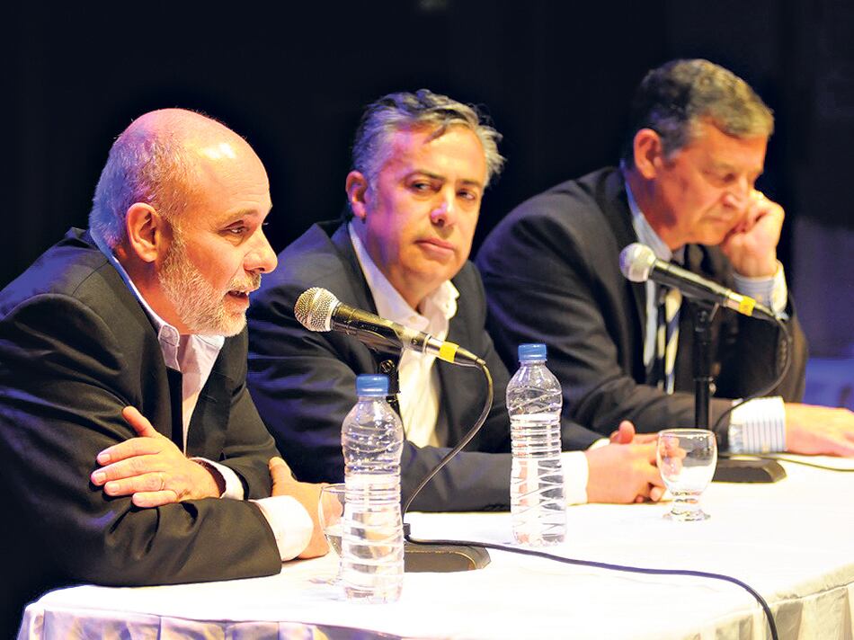 Correas (izq.) es sostenido en el gabinete por Alfredo Cornejo (centro).