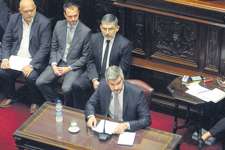 El jefe de Gabinete, Marcos Peña, defendió el aumento de tarifas ante los senadores.