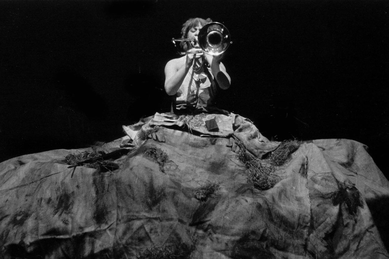 Abbie Conant toca el trombón en una obra solista.