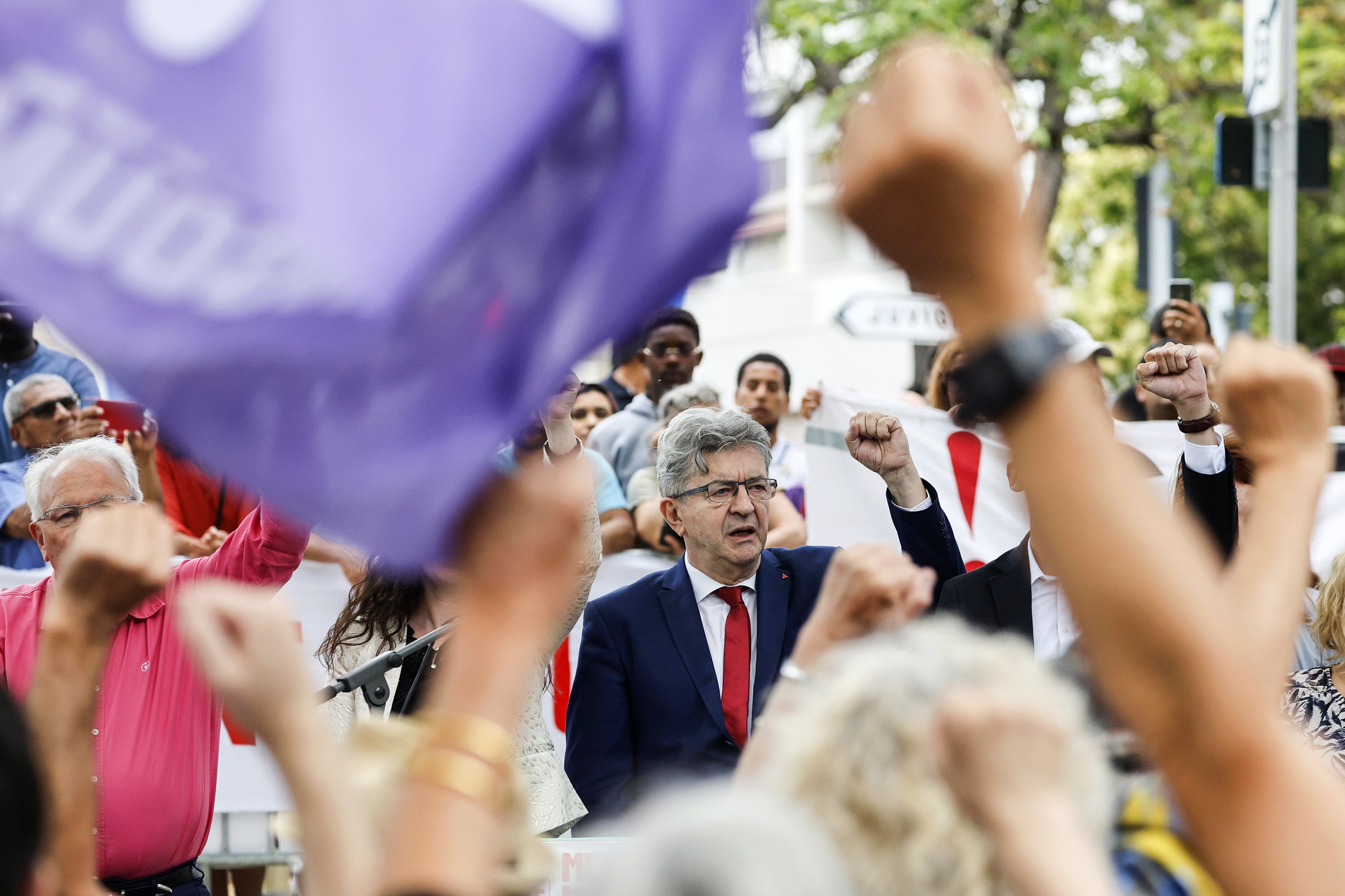 Mélenchon alza un puño durante un acto de campaña en Montpellier.