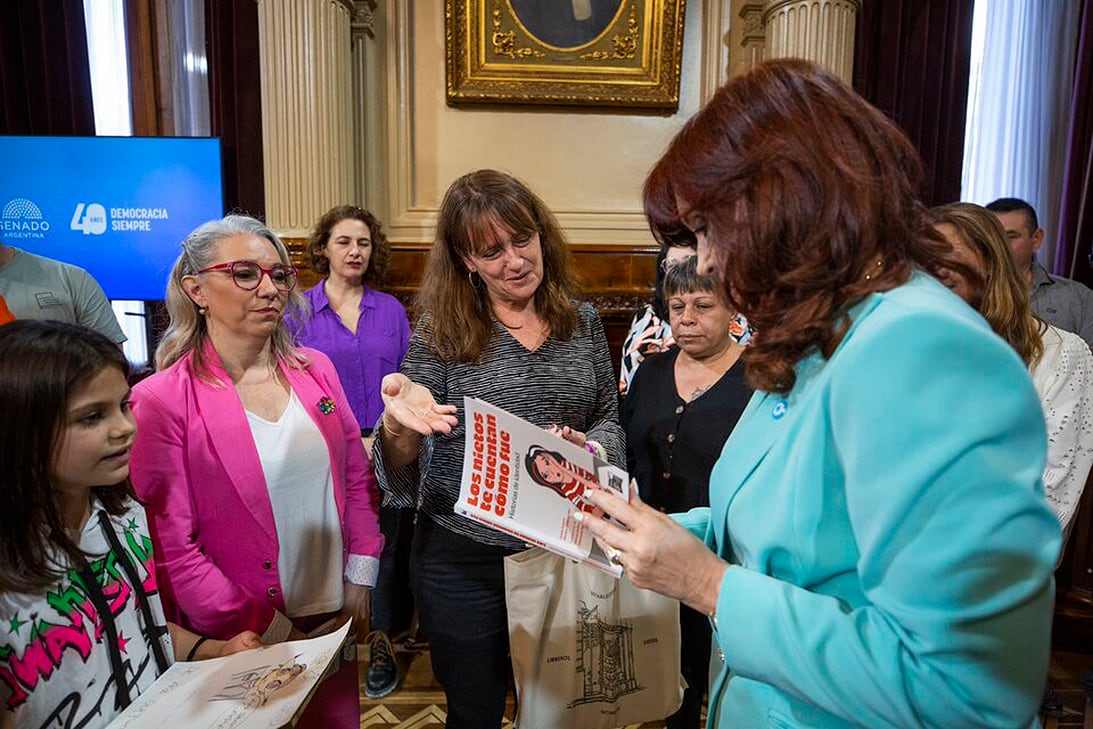 Las coautoras y otros nietos y nietas le llevaron un ejemplar del libro a Cristina Fernández de Kirchner, el viernes pasado.