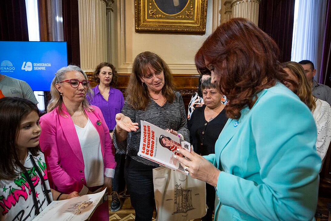 Las coautoras y otros nietos y nietas le llevaron un ejemplar del libro a Cristina Fernández de Kirchner, el viernes pasado.
