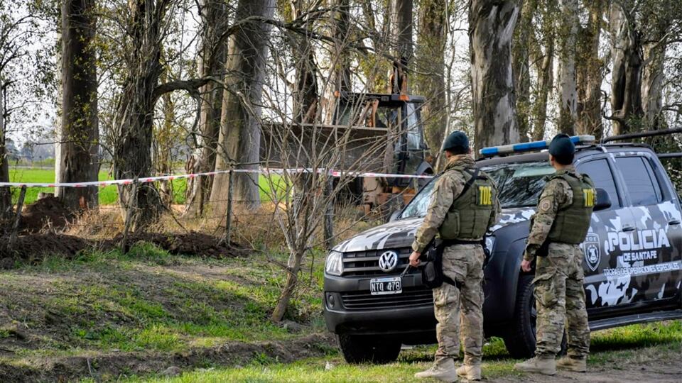 La retroexcavadora remueve porciones de tierra en el paraje cercano a Luis Palacios.
