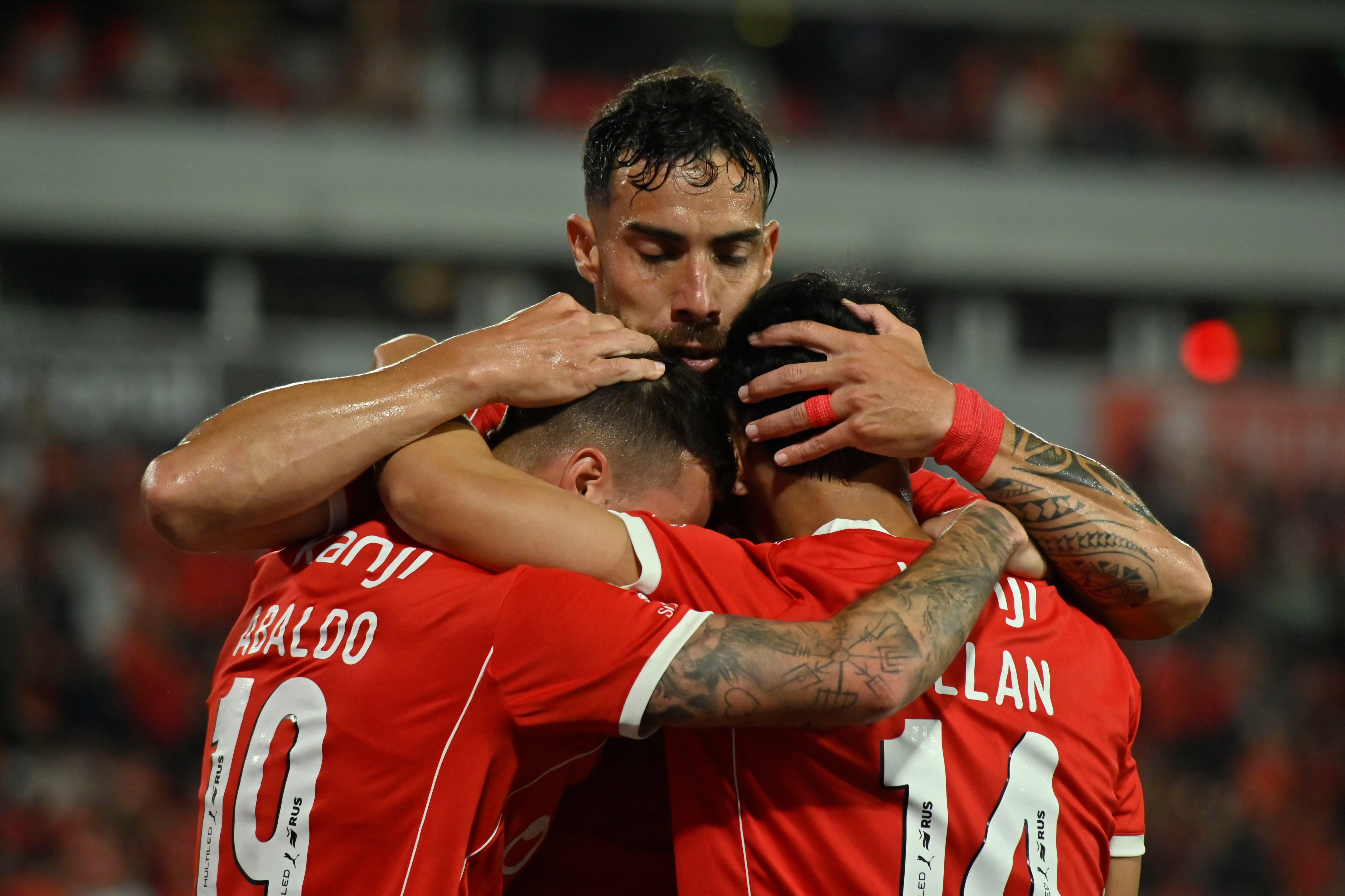 Abaldo, Millán y Ávalos celebran uno de los goles de Independiente