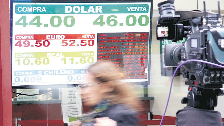 Después de la baja al inicio de la rueda, el dólar retomó el raid alcista acumulando un alza del 3 por ciento en el día.