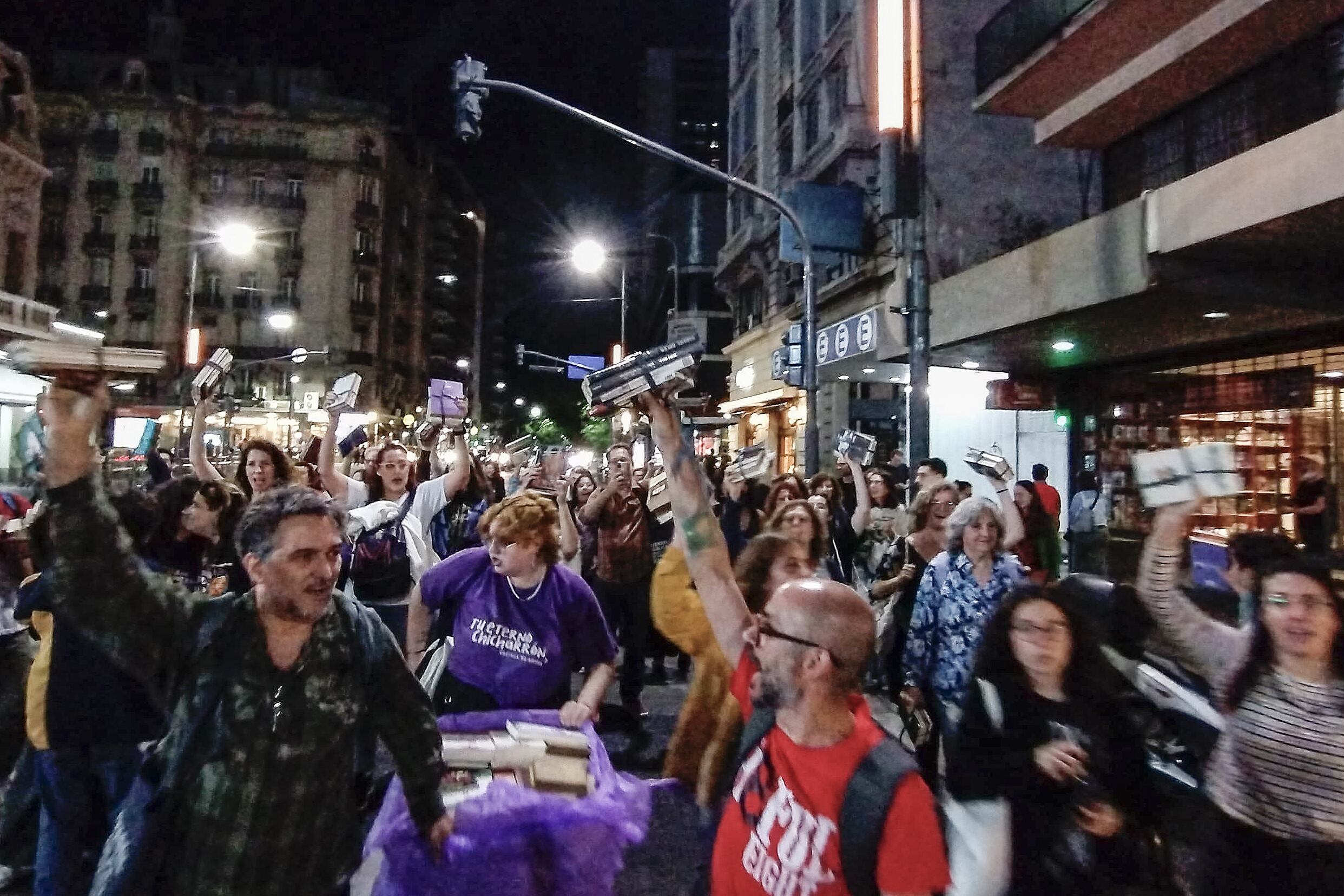 La Universidad Nacional hizo una suelta de libros en la calle Corrientes.