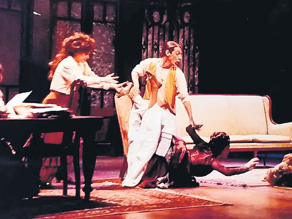 Estela Molly, Florencia Canale, Mara Bestelli, Humberto Tortonese y Vera Fogwill en En familia de Florencio Sánchez en el Teatro Nacional Cervantes en 1996.