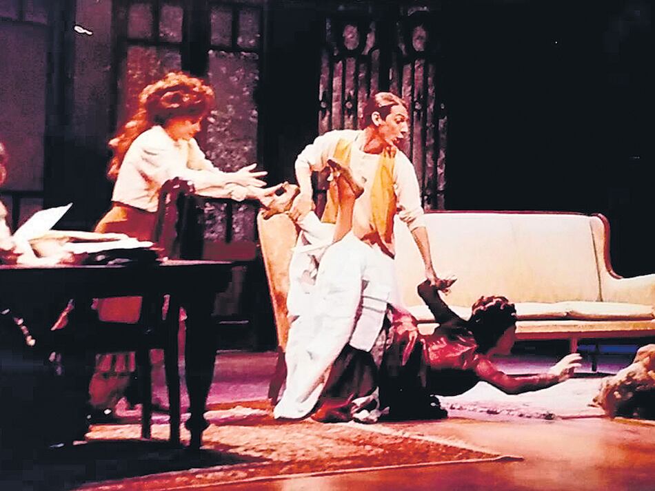 Estela Molly, Florencia Canale, Mara Bestelli, Humberto Tortonese y Vera Fogwill en En familia de Florencio Sánchez en el Teatro Nacional Cervantes en 1996.