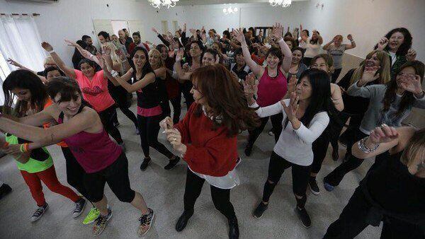 CFK se sumó también a una clase de zumba en su recorrida por José León Suárez.