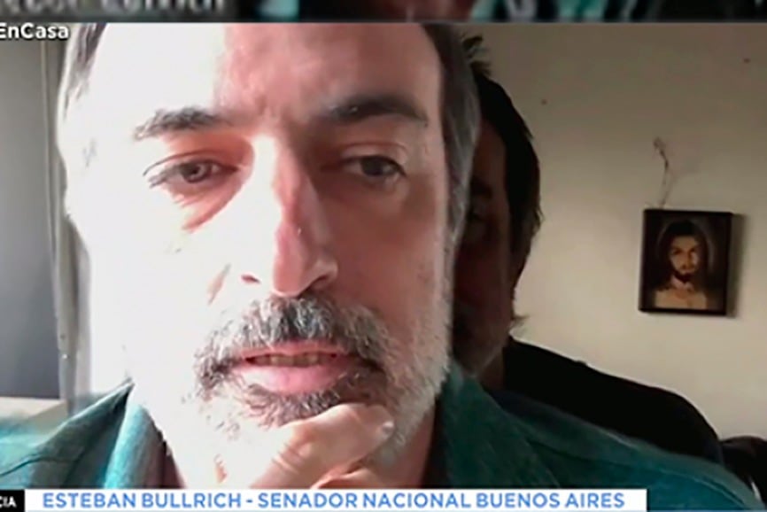 Esteban Bullrich utilizó una gigantografía para poder ausentarse del debate en Comisión