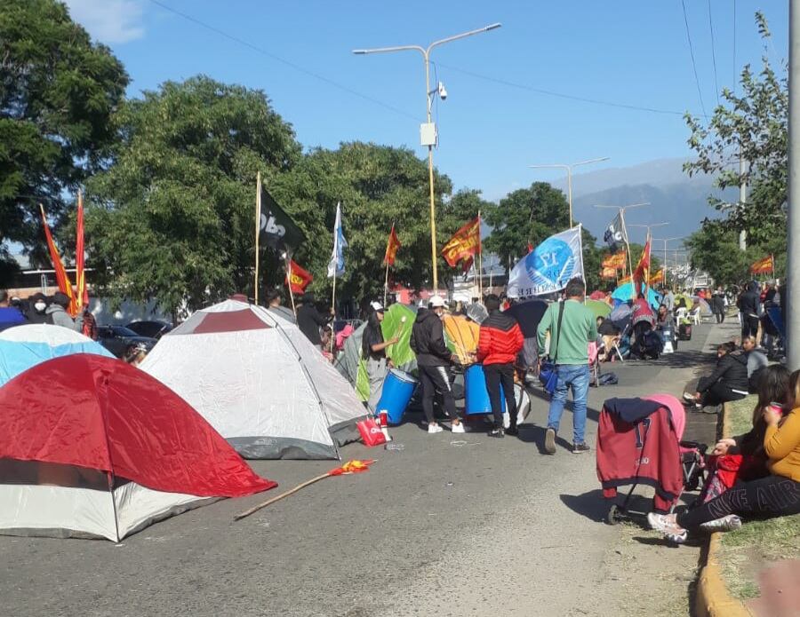 Acampe frente a la Casa de Gobierno de Catamarca. 