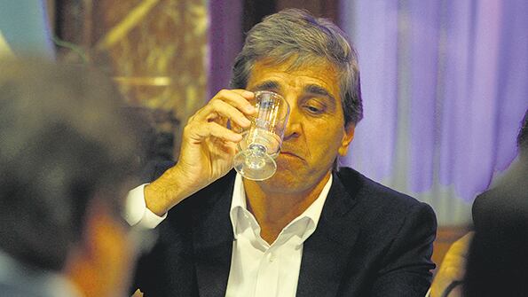 El presidente del BC, Luis Caputo, “no interviene” pero subasta 100 millones de dólares diarios.