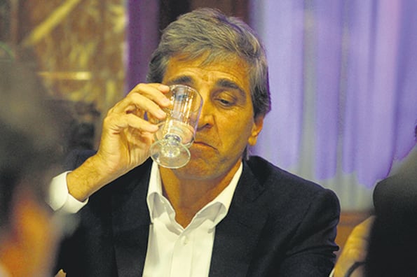 El presidente del BC, Luis Caputo, “no interviene” pero subasta 100 millones de dólares diarios.