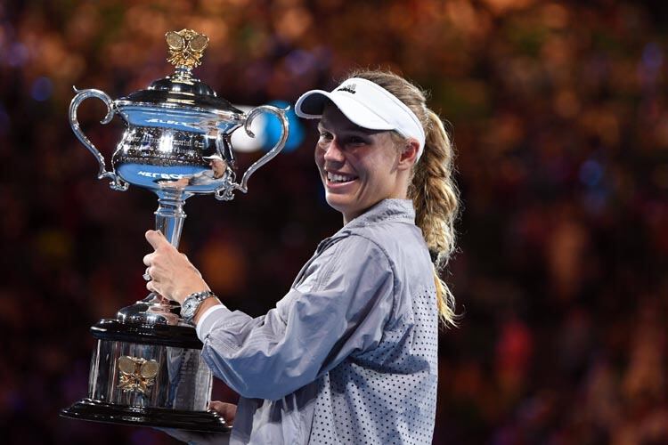 Wozniacki celebra su primer título grande en Melbourne.