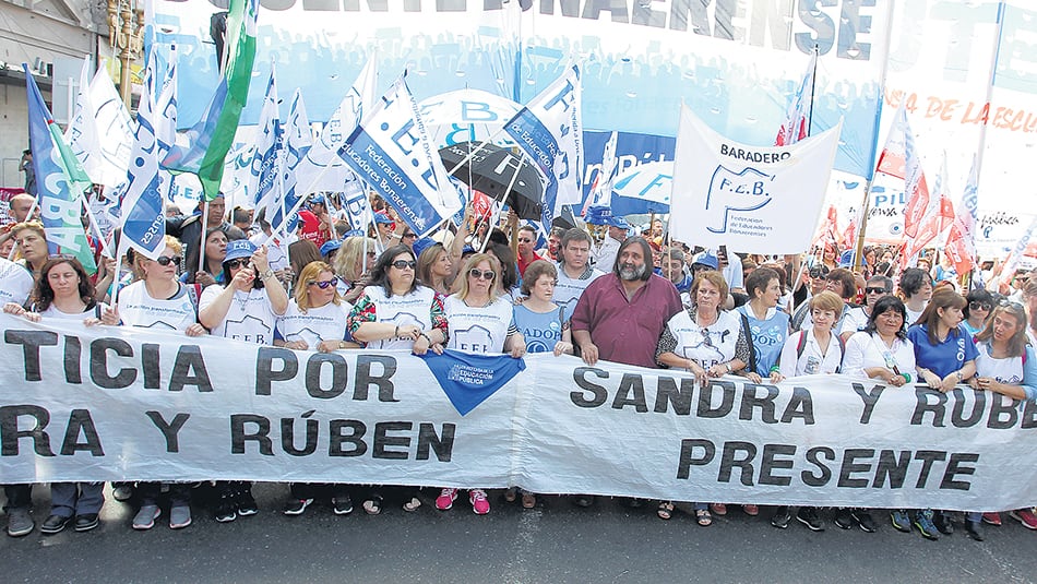 Los docentes bonaerenses marcharon a la Casa de la Provincia.