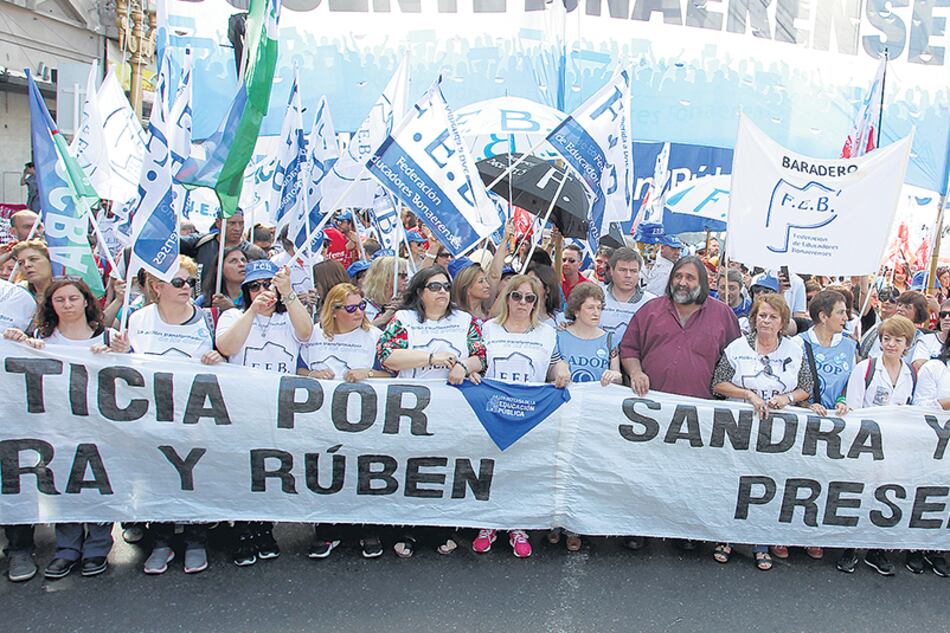 Los docentes bonaerenses marcharon a la Casa de la Provincia.