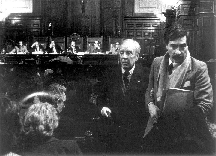 22 de julio de 1985: Jorge Luis Borges en Tribunales. A la izquierda, el hombre semicalvo de espaldas es Víctor Basterra, que declara ante los jueces. 