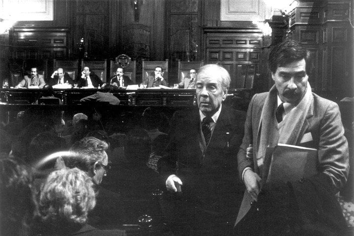 22 de julio de 1985: Jorge Luis Borges en Tribunales. A la izquierda, el hombre semicalvo de espaldas es Víctor Basterra, que declara ante los jueces.