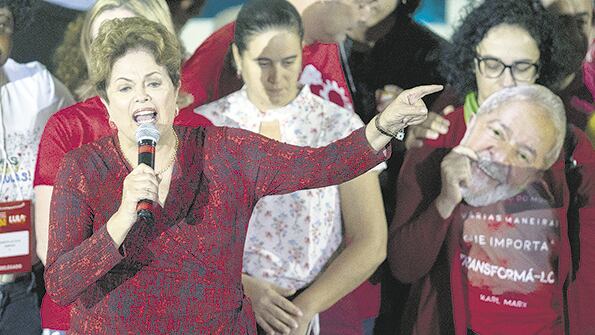 Habla Dilma, una de las principales oradoras en la convención del PT que proclamó la candidatura de Lula.