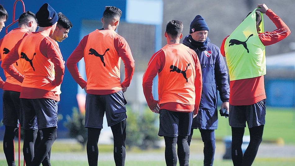 Holan trabajó ayer con un equipo, aunque tiene dudas porque Benítez llega entre algodones.