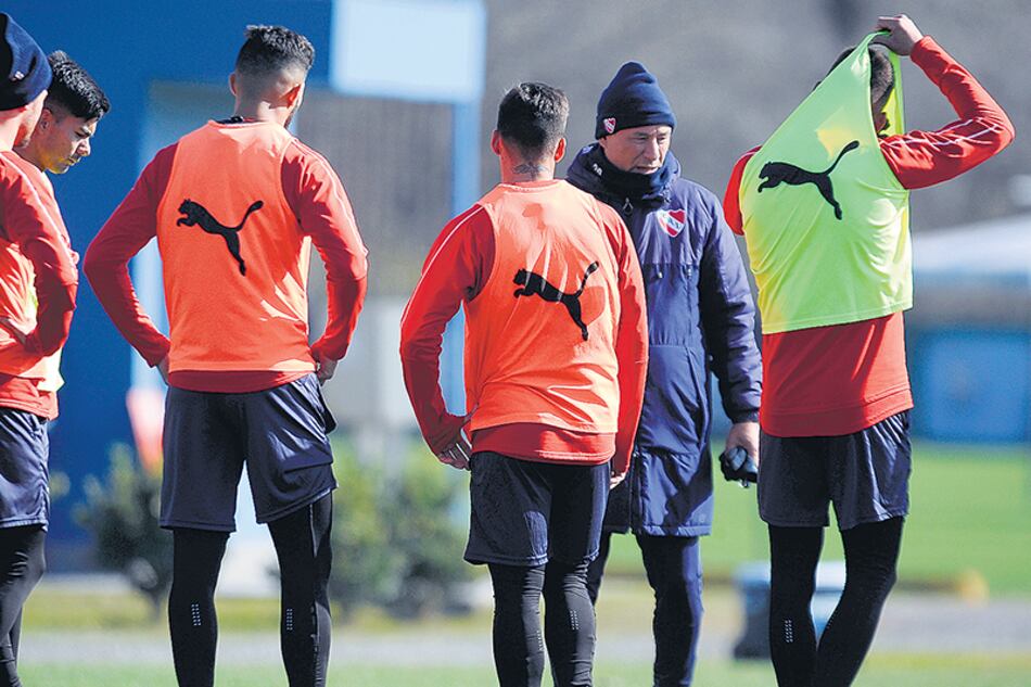 Holan trabajó ayer con un equipo, aunque tiene dudas porque Benítez llega entre algodones.