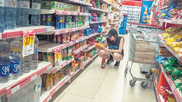 El rubro alimentos absorbe de inmediato los movimientos del dólar.