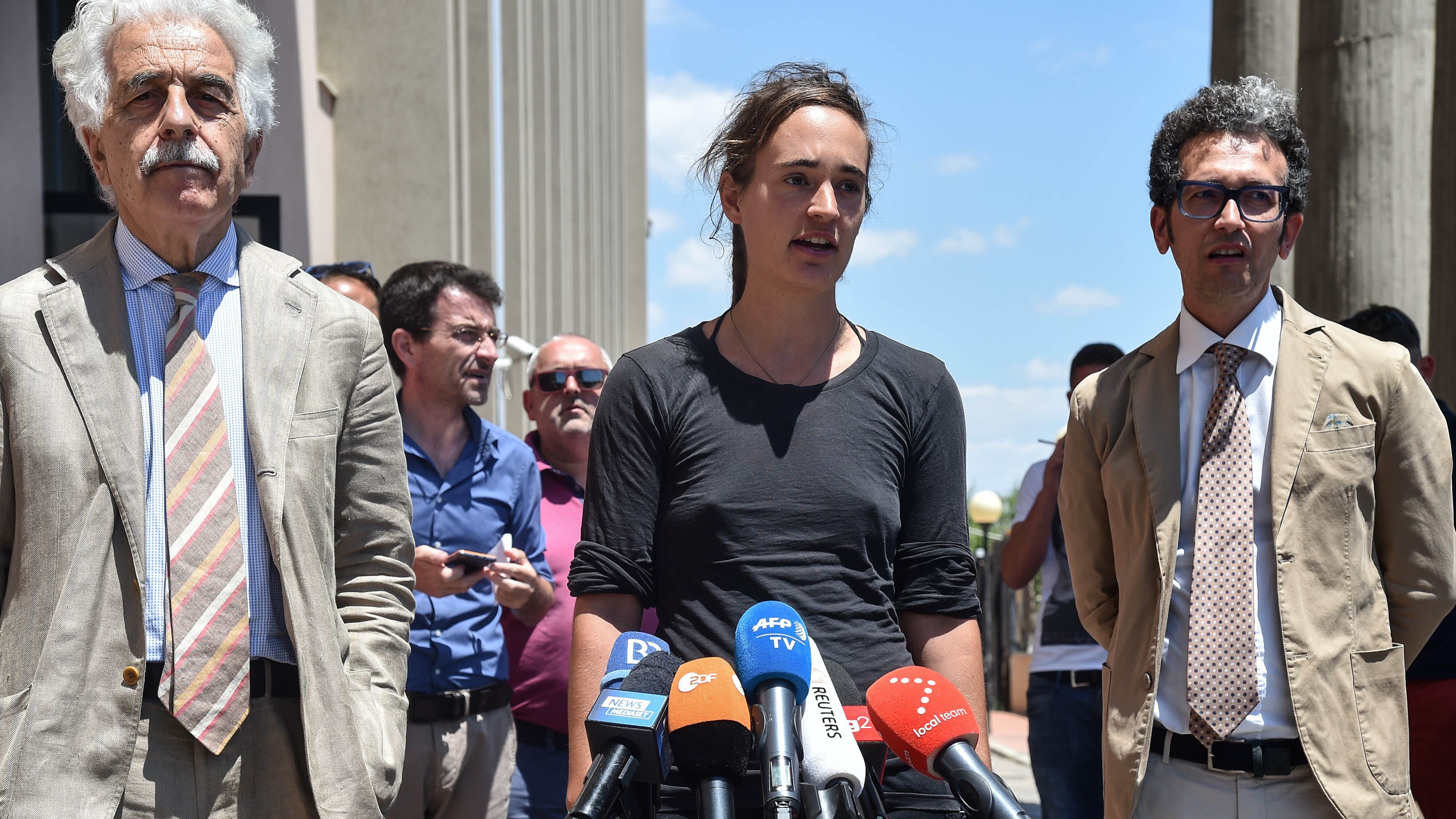 Carola Rackete debió responder a las ofensas de Salvini.