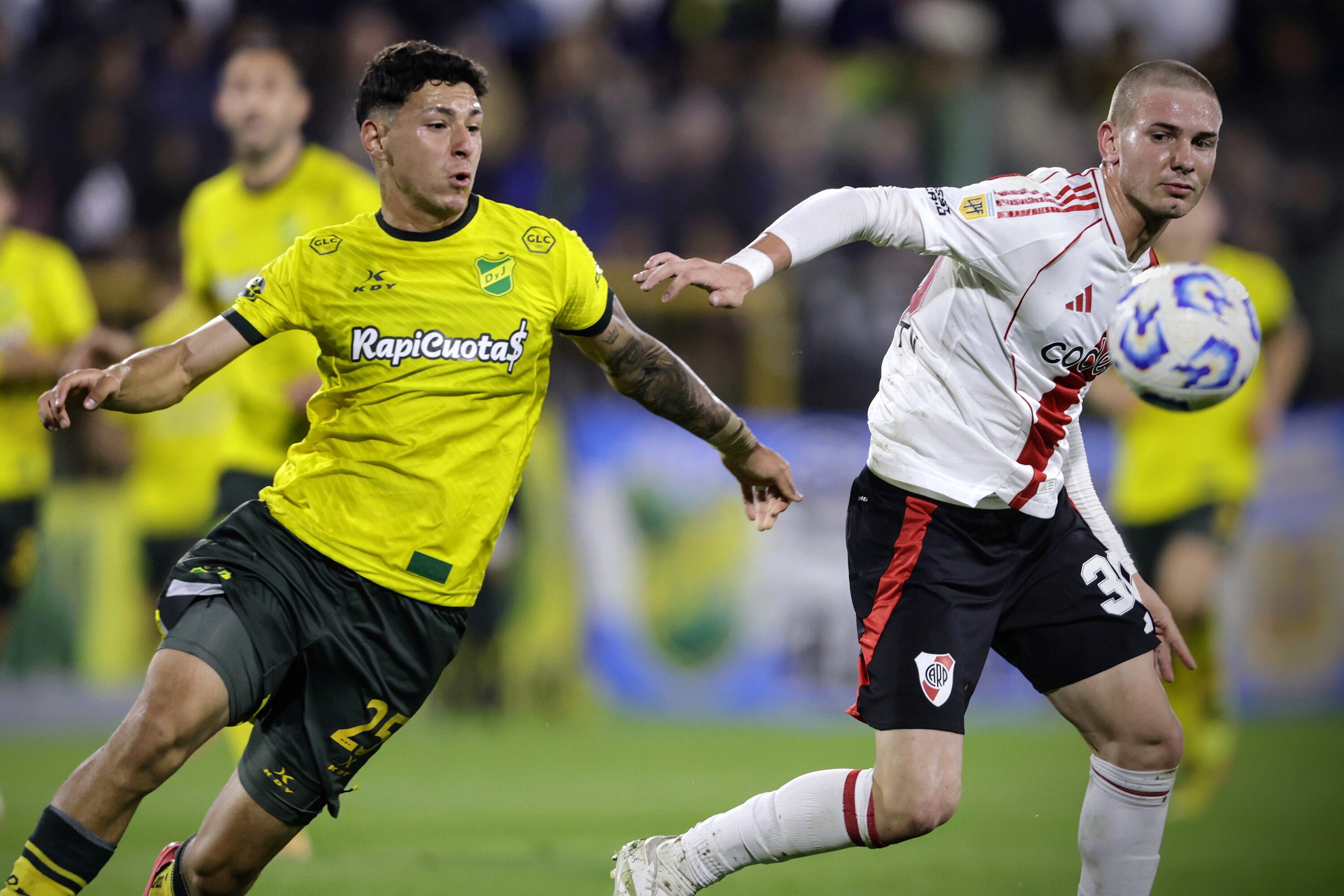El chileno César Pérez persigue a Mastantuono