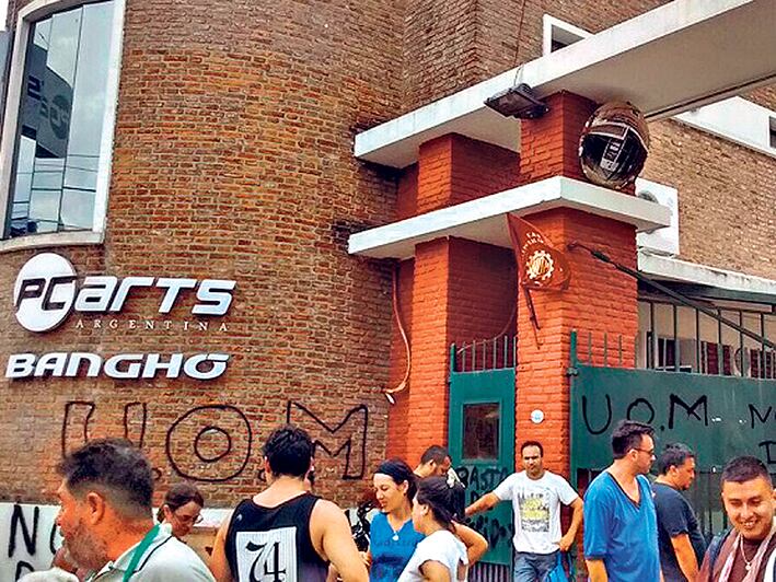 El paliativo que ofrece el Gobierno es subsidiar por un tiempo a los despedidos.