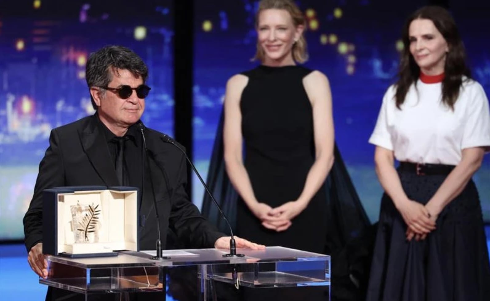 Panahi recibió el premio de manos de Cate Blanchett y Juliette Binoche