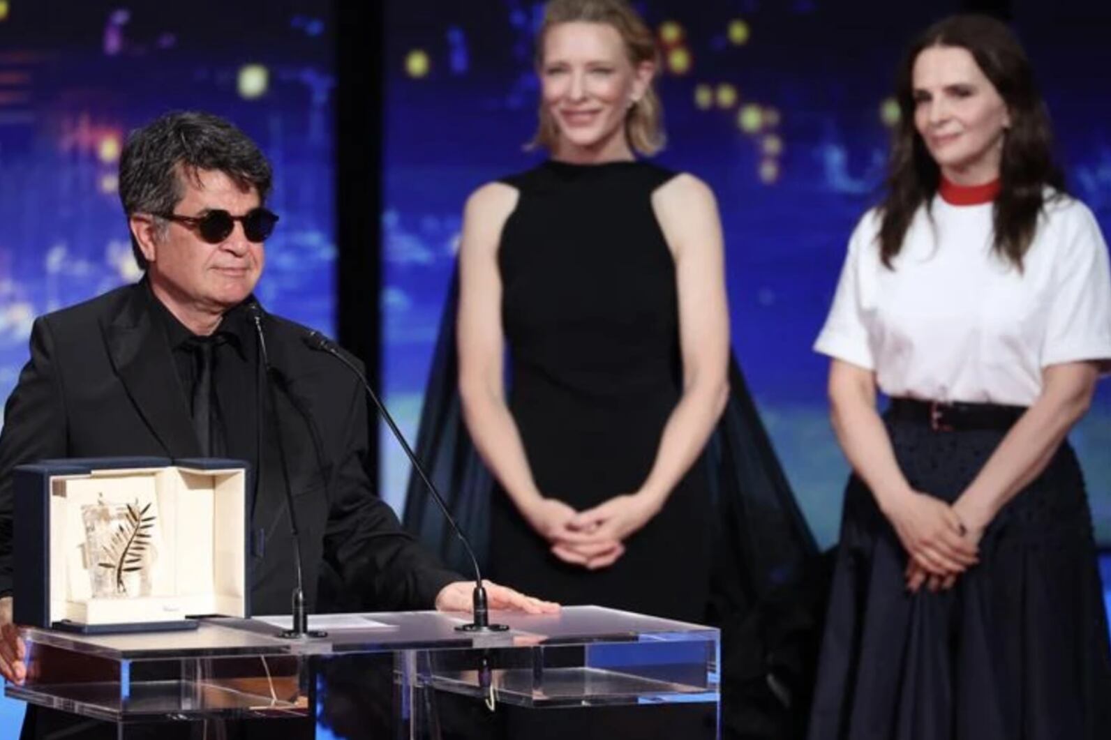 Panahi recibió el premio de manos de Cate Blanchett y Juliette Binoche
