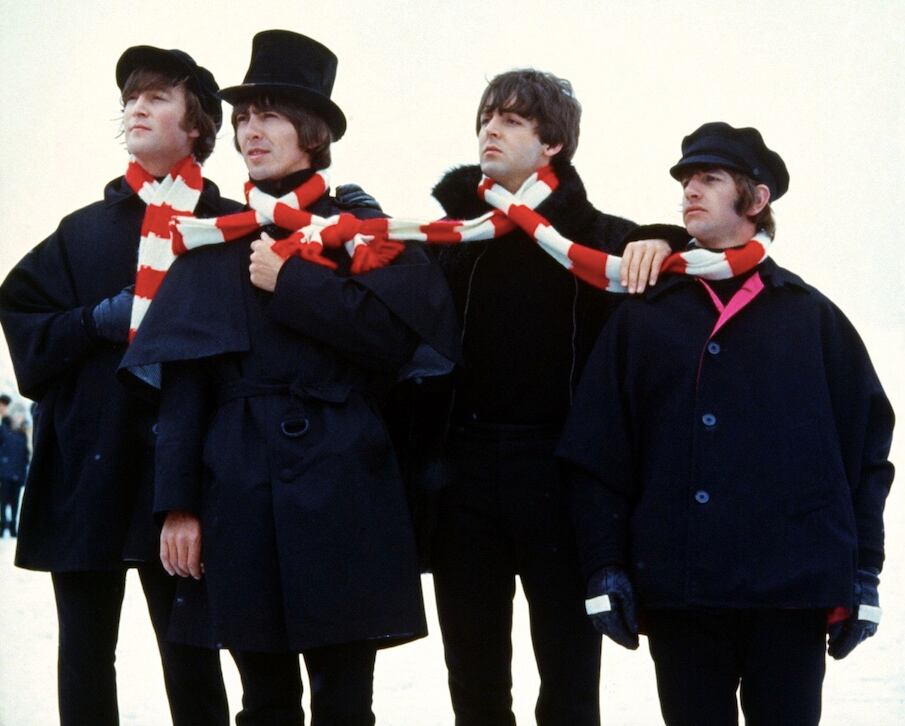 The Beatles durante el rodaje de Socorro